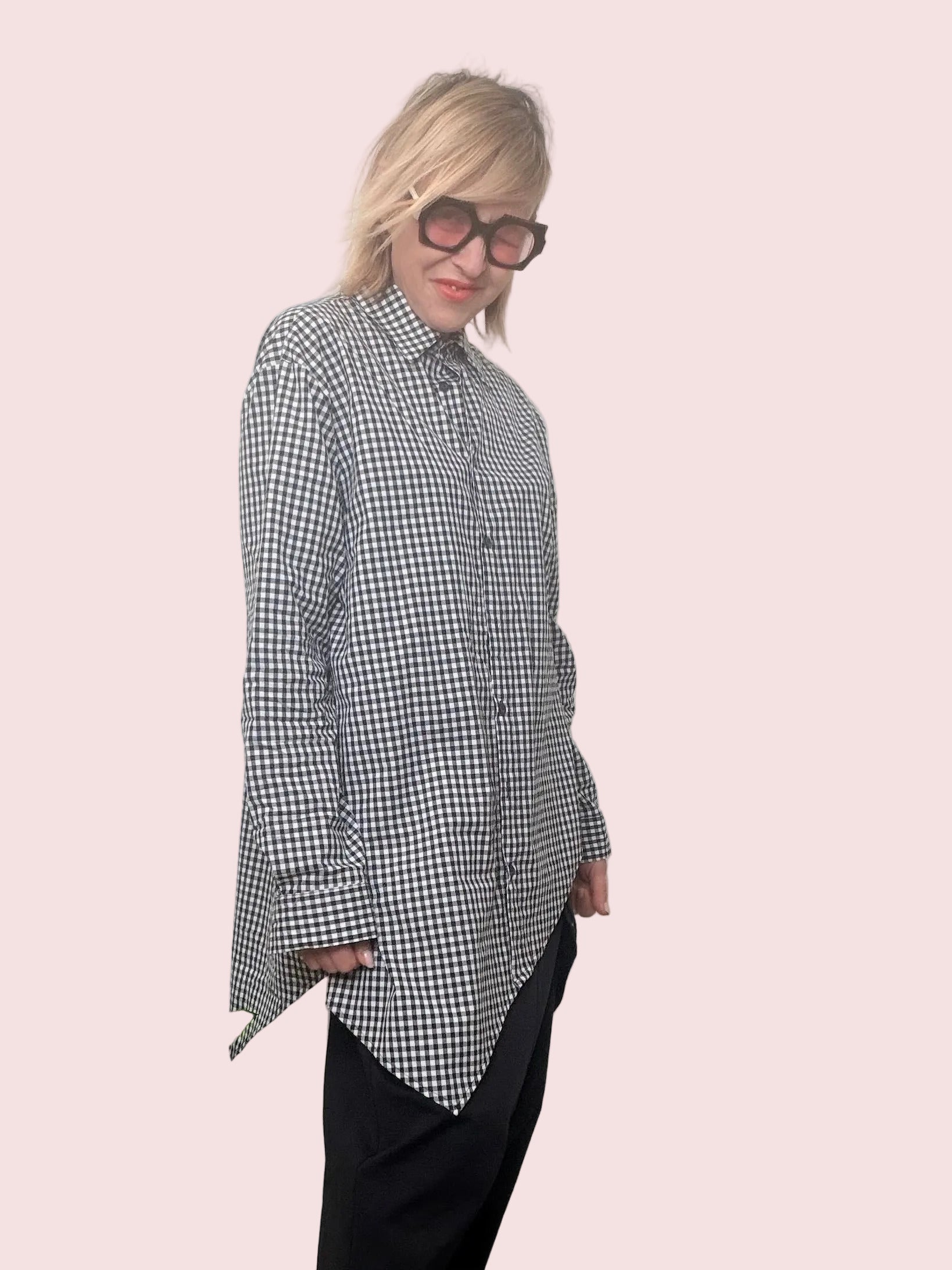 Camicia oversize a quadretti vichy bianco e nero con taglio asimmetrico