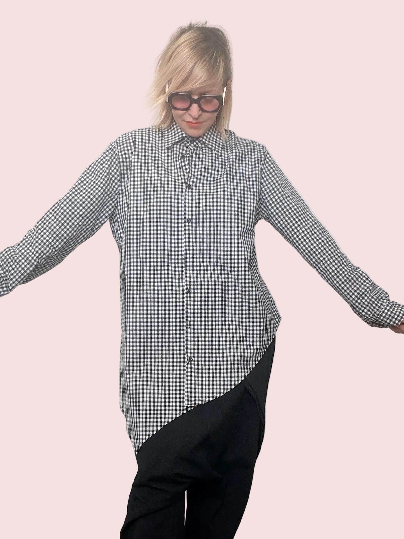 Camicia oversize a quadretti vichy bianco e nero con taglio asimmetrico