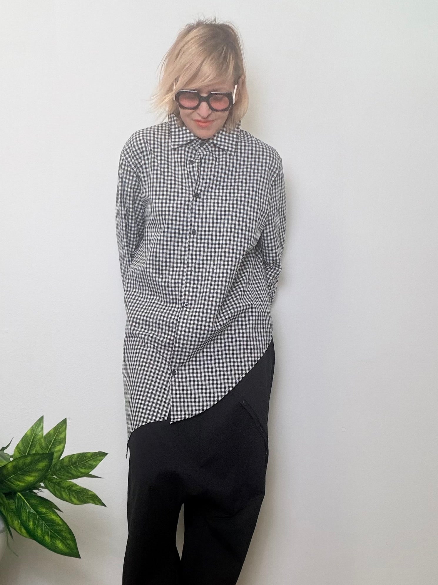 Camicia oversize a quadretti vichy bianco e nero con taglio asimmetrico