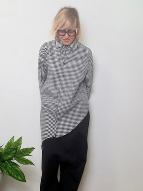Camicia oversize a quadretti vichy bianco e nero con taglio asimmetrico