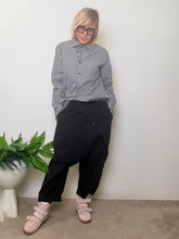 Pantalone turca con applicazioni bottoni