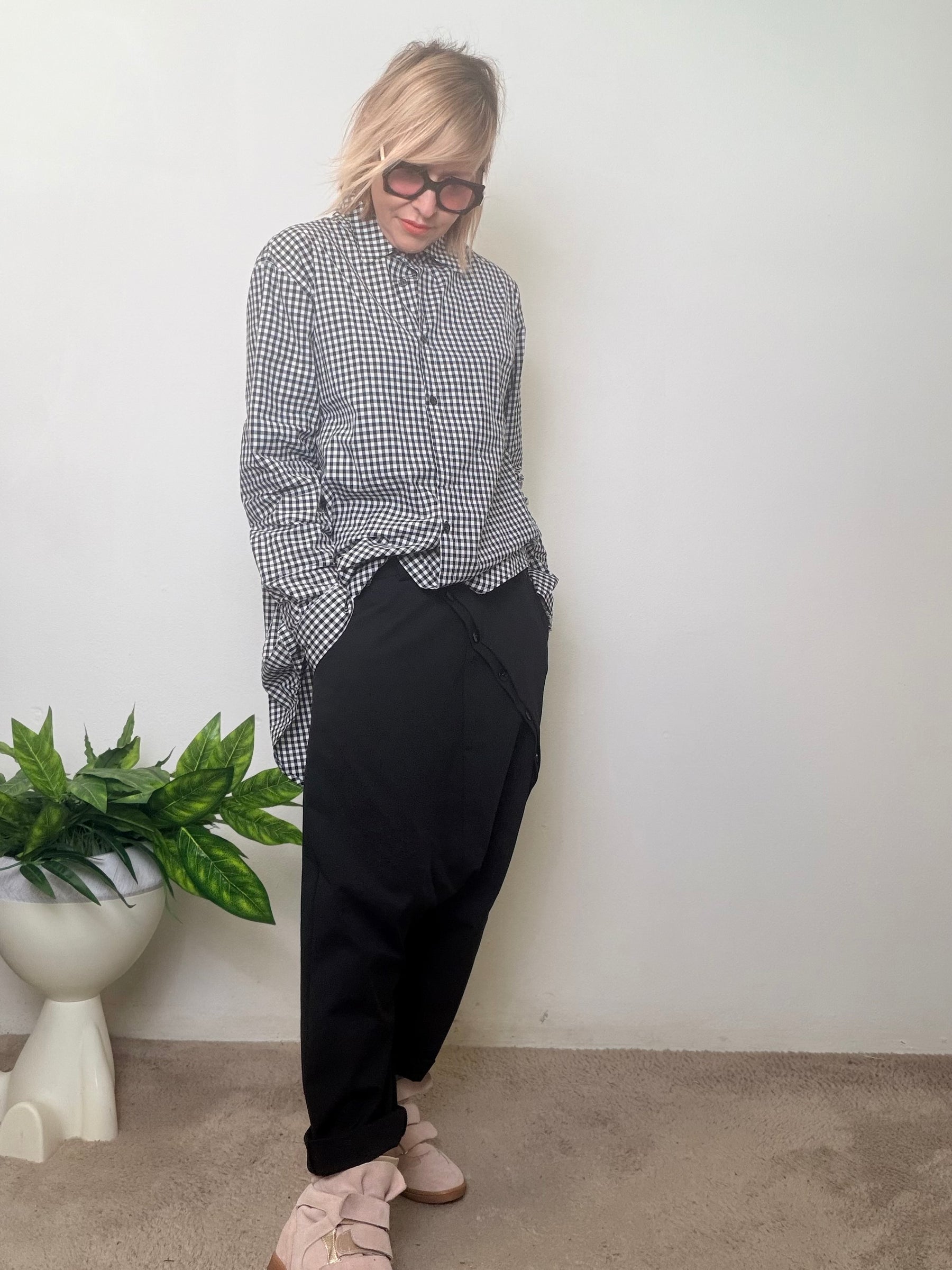 Pantalone turca con applicazioni bottoni