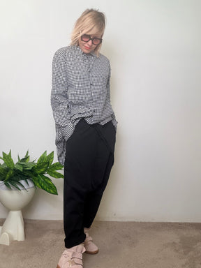 Pantalone turca con applicazioni bottoni