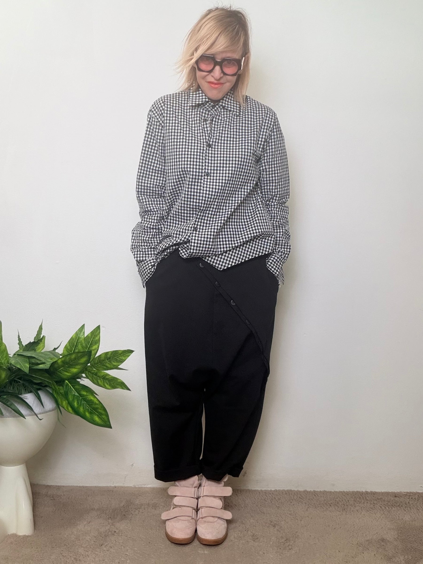 Pantalone turca con applicazioni bottoni