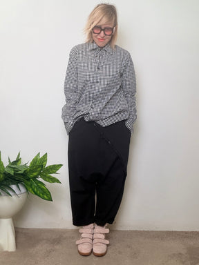 Pantalone turca con applicazioni bottoni