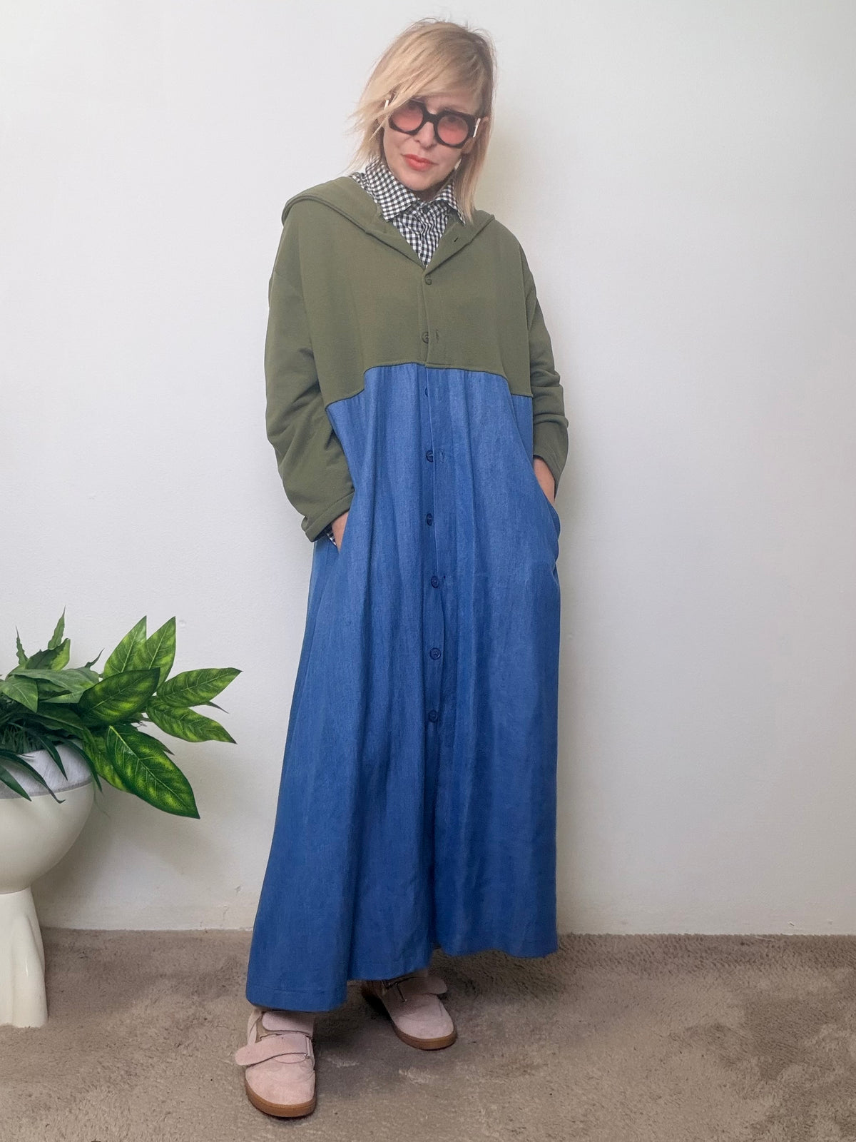 Giacca-abito lunga bicolore verde militare e azzurro con cappuccio