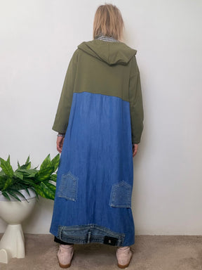 Giacca-abito lunga bicolore verde militare e azzurro con cappuccio