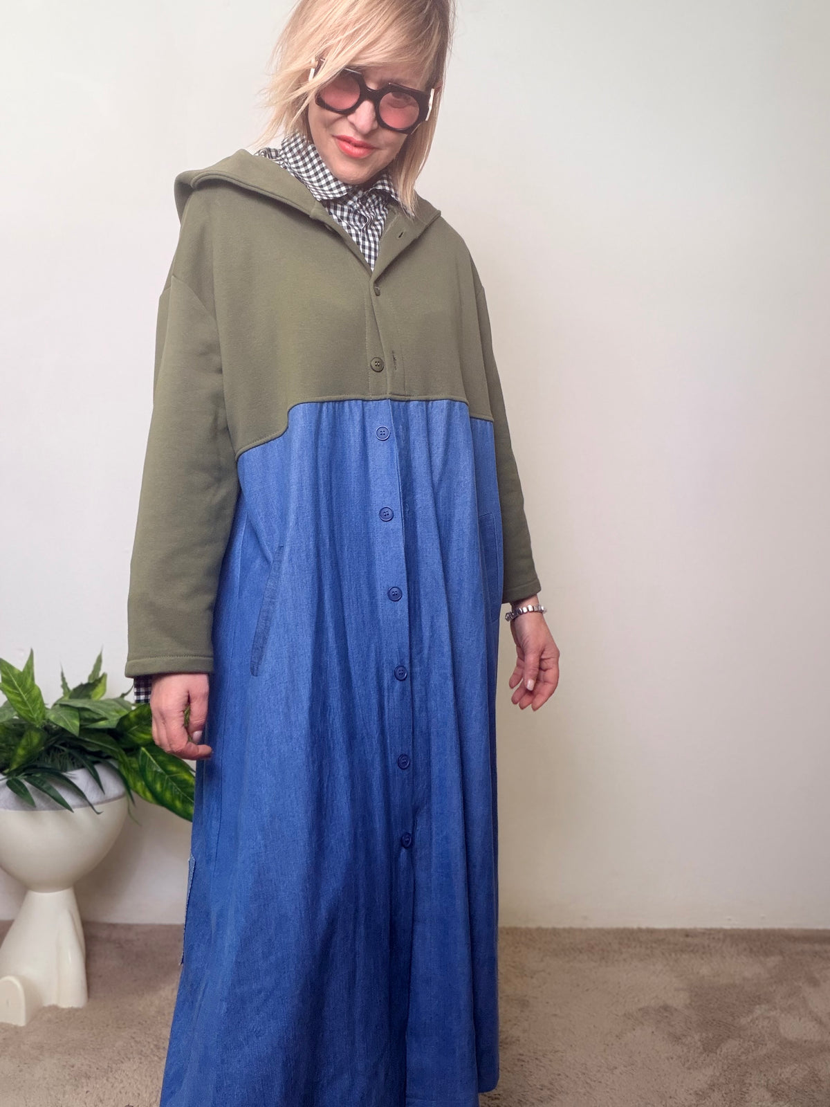 Giacca-abito lunga bicolore verde militare e azzurro con cappuccio