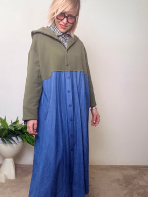 Giacca-abito lunga bicolore verde militare e azzurro con cappuccio