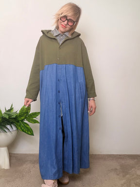 Giacca-abito lunga bicolore verde militare e azzurro con cappuccio