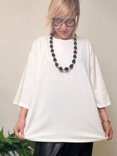 Maxi t-shirt oversize bianca con girocollo