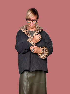 Giacca trapuntata con collo in eco-pelliccia leopardata Flo&Poi