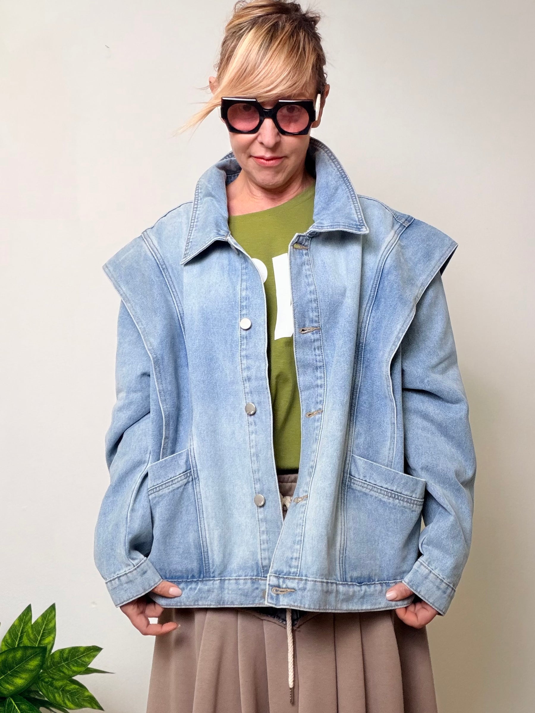 Giacca oversize in denim azzurro con spalline strutturate stile anni '80.