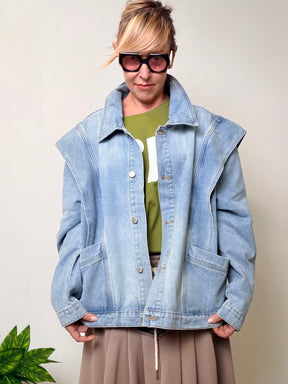 Giacca oversize in denim azzurro con spalline strutturate stile anni '80.