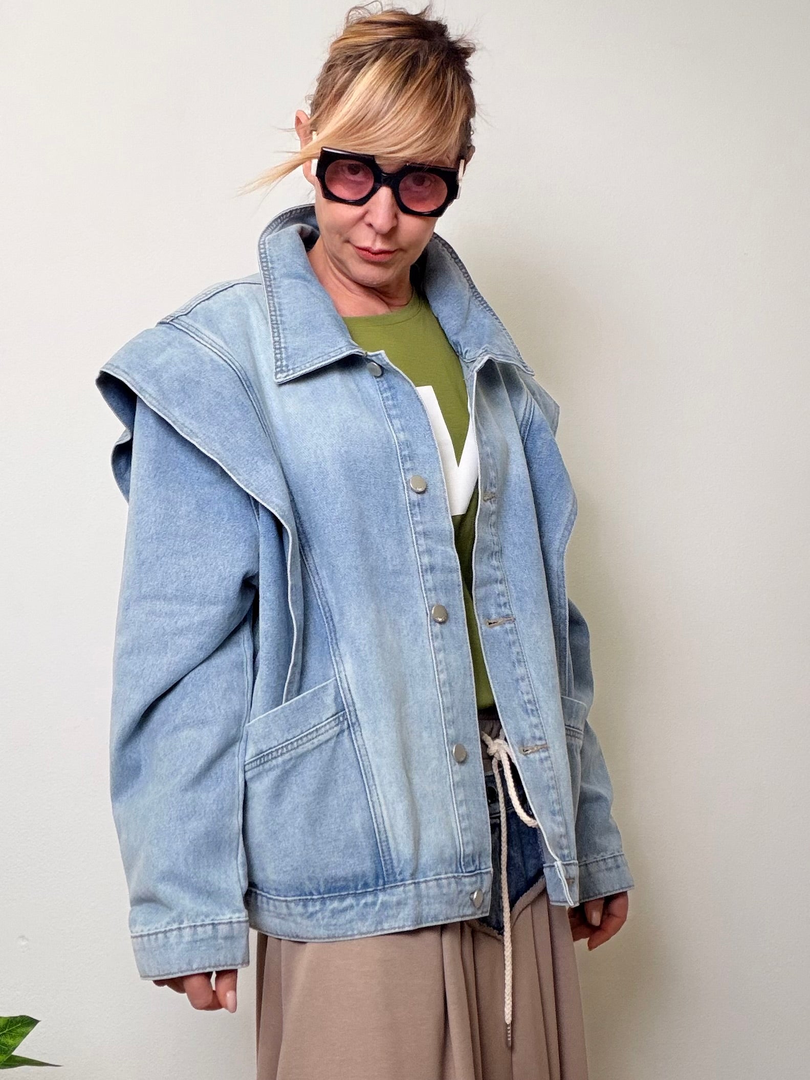 Giacca oversize in denim azzurro con spalline strutturate stile anni '80.