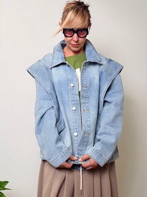 Giacca oversize in denim azzurro con spalline strutturate stile anni '80.