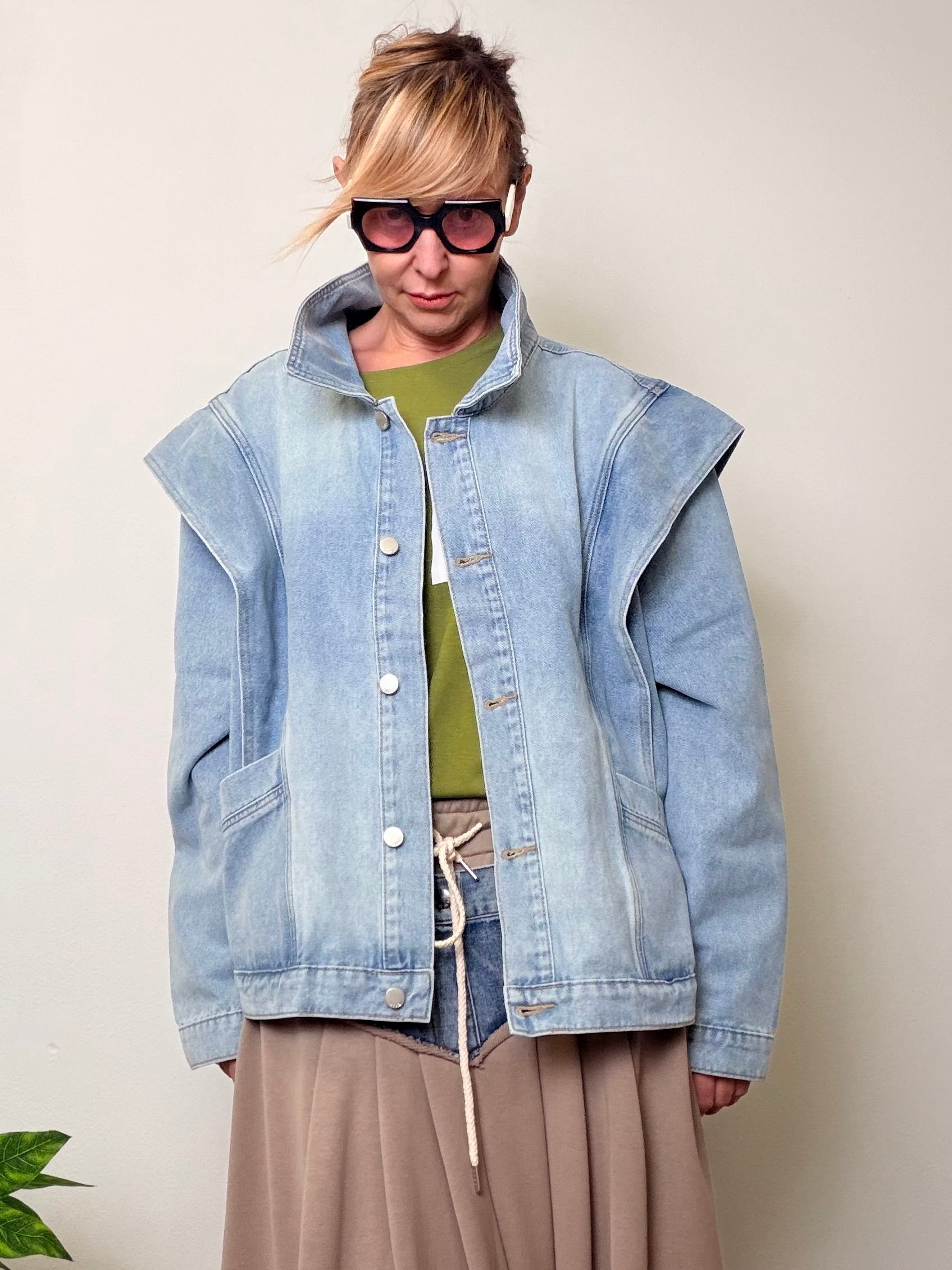 Giacca oversize in denim azzurro con spalline strutturate stile anni '80.