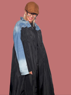Trench lungo oversize in denim e tessuto plissettato Susy Star
