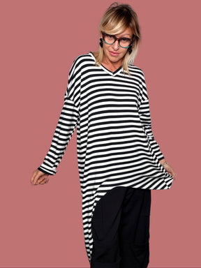 Maglia lunga a righe con scollo a V, vista frontale con braccia aperte