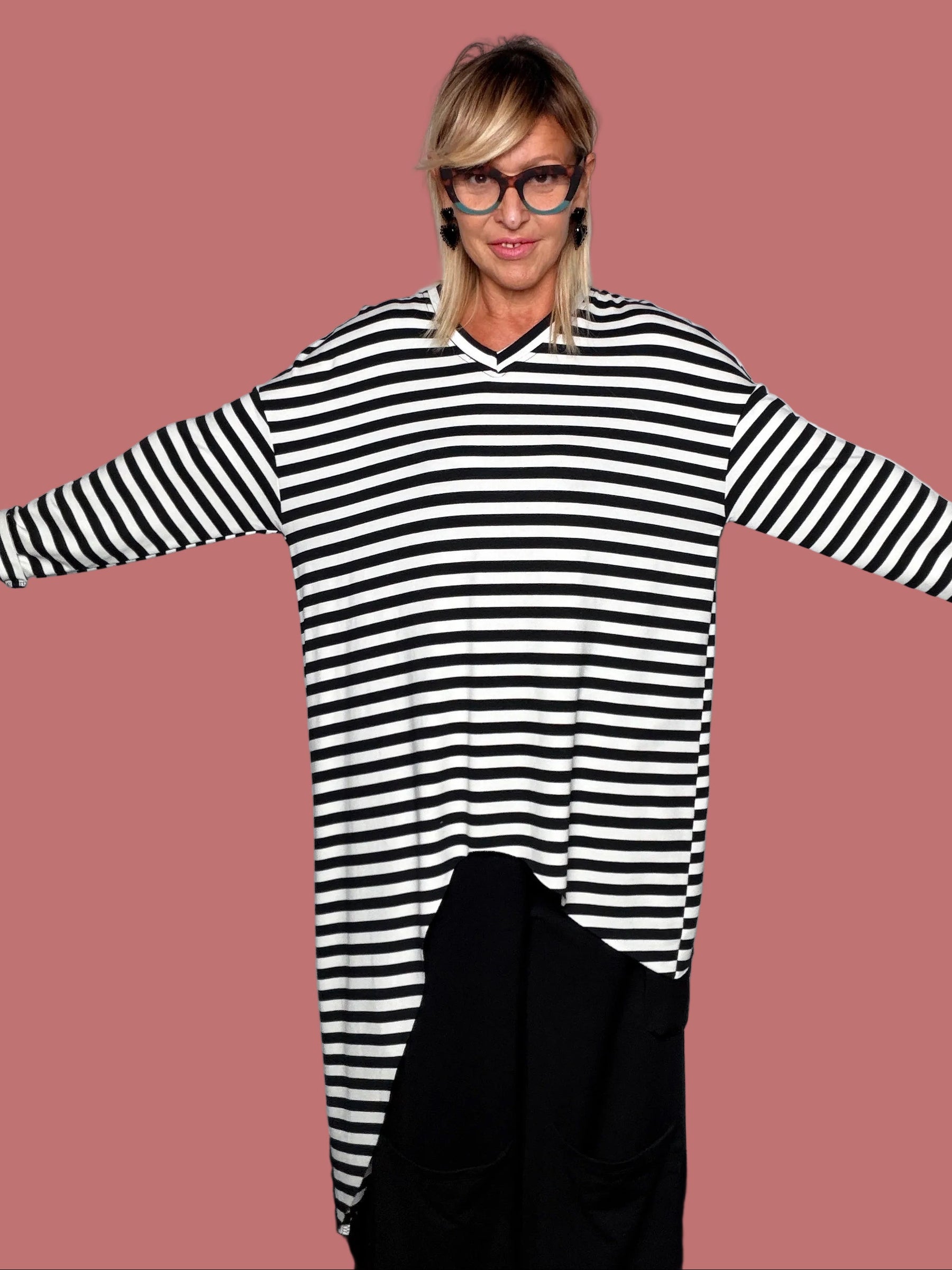 Maglia lunga a righe indossata, dettaglio lunghezza asimmetrica