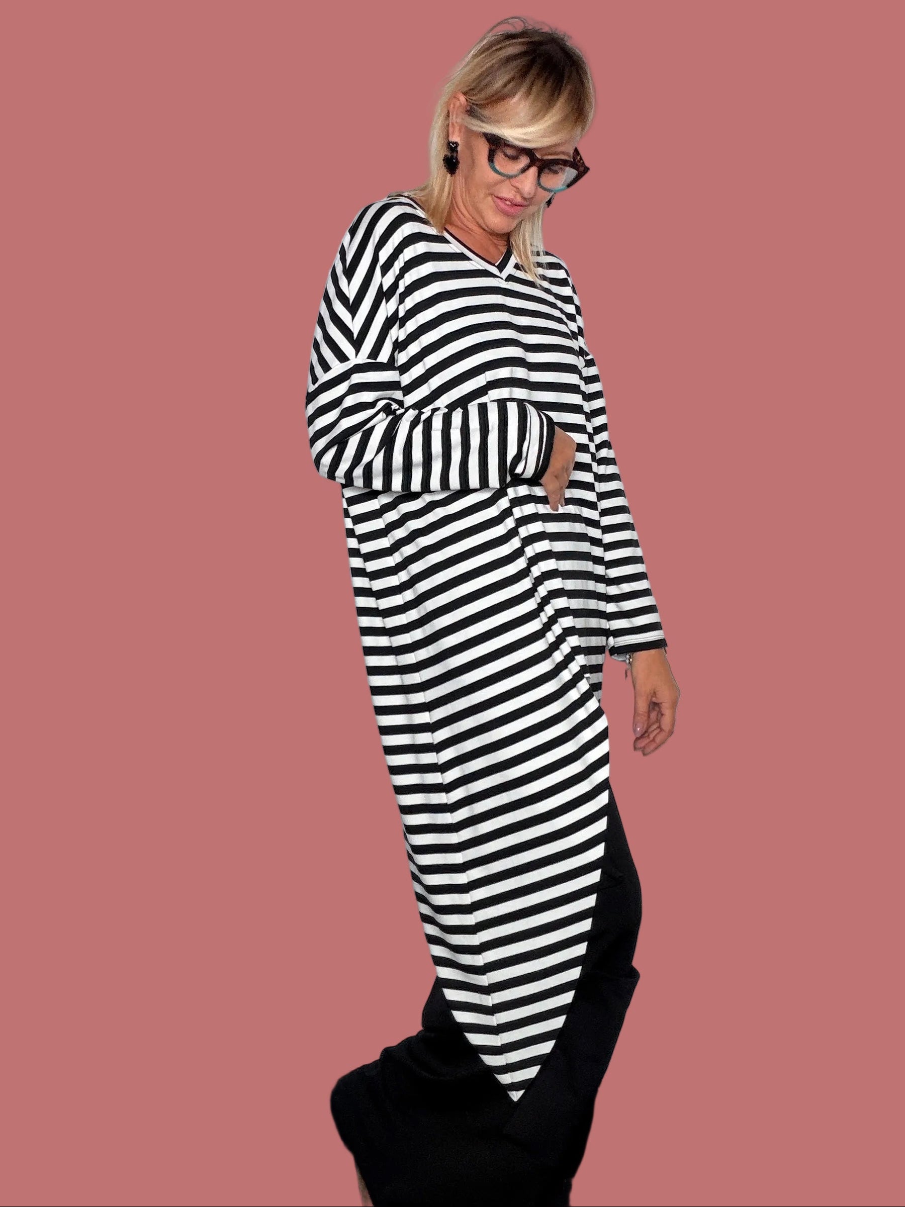Maglia lunga a righe indossata, vista laterale
