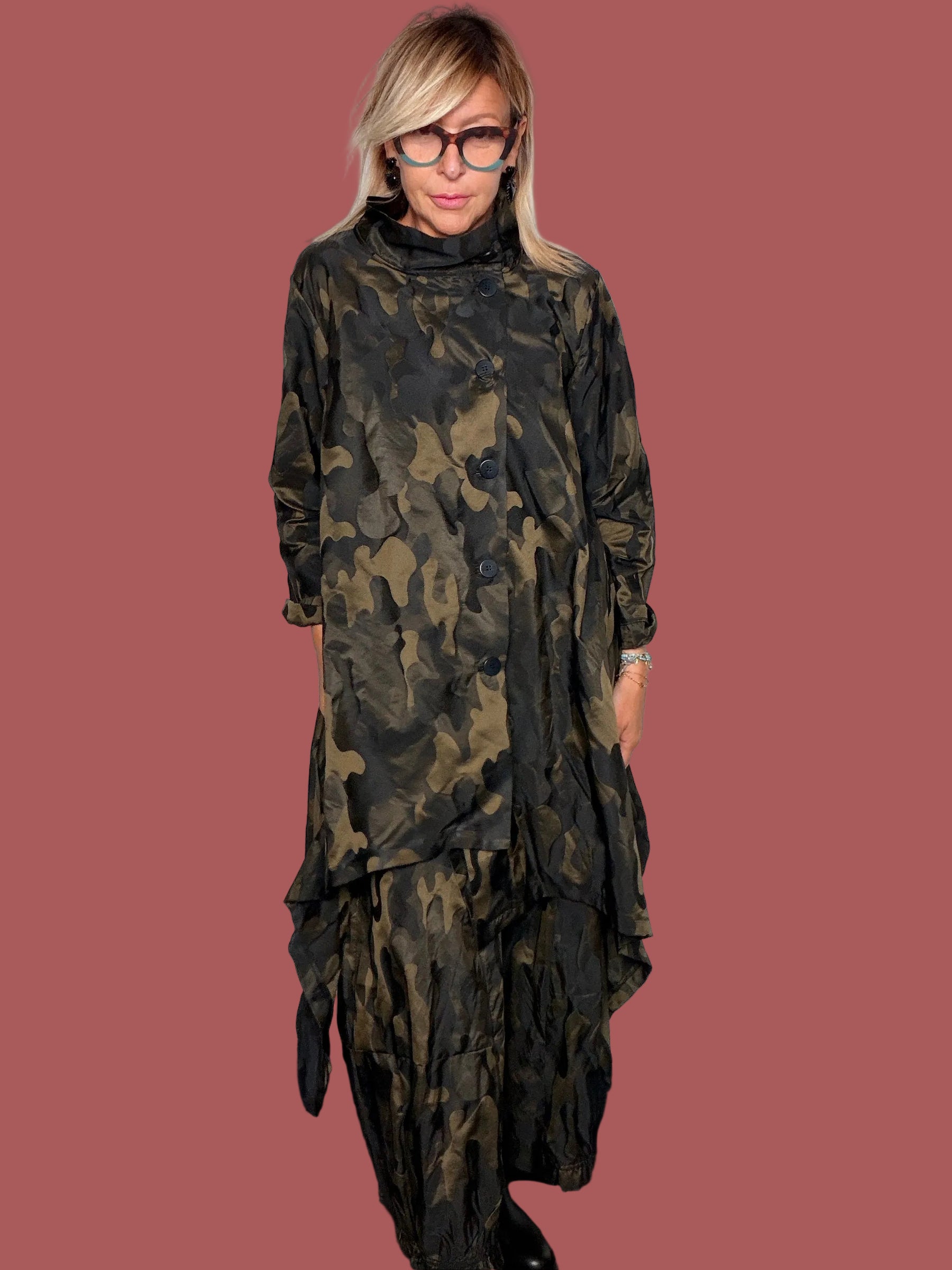 Giacca lunga camouflage Female con fondo asimmetrico