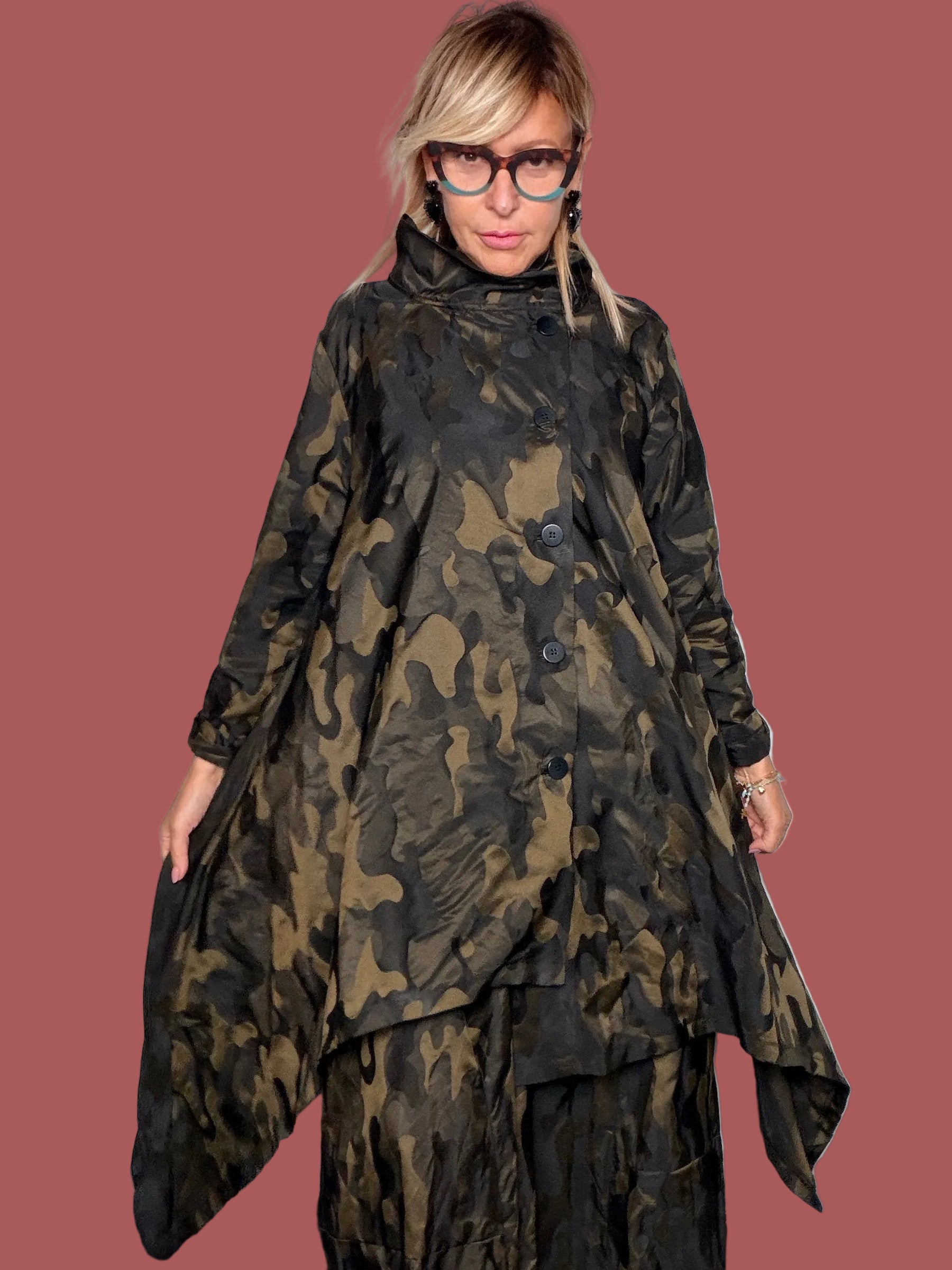 Giacca lunga camouflage Female con fondo asimmetrico