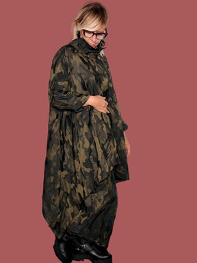 Giacca lunga camouflage Female con fondo asimmetrico