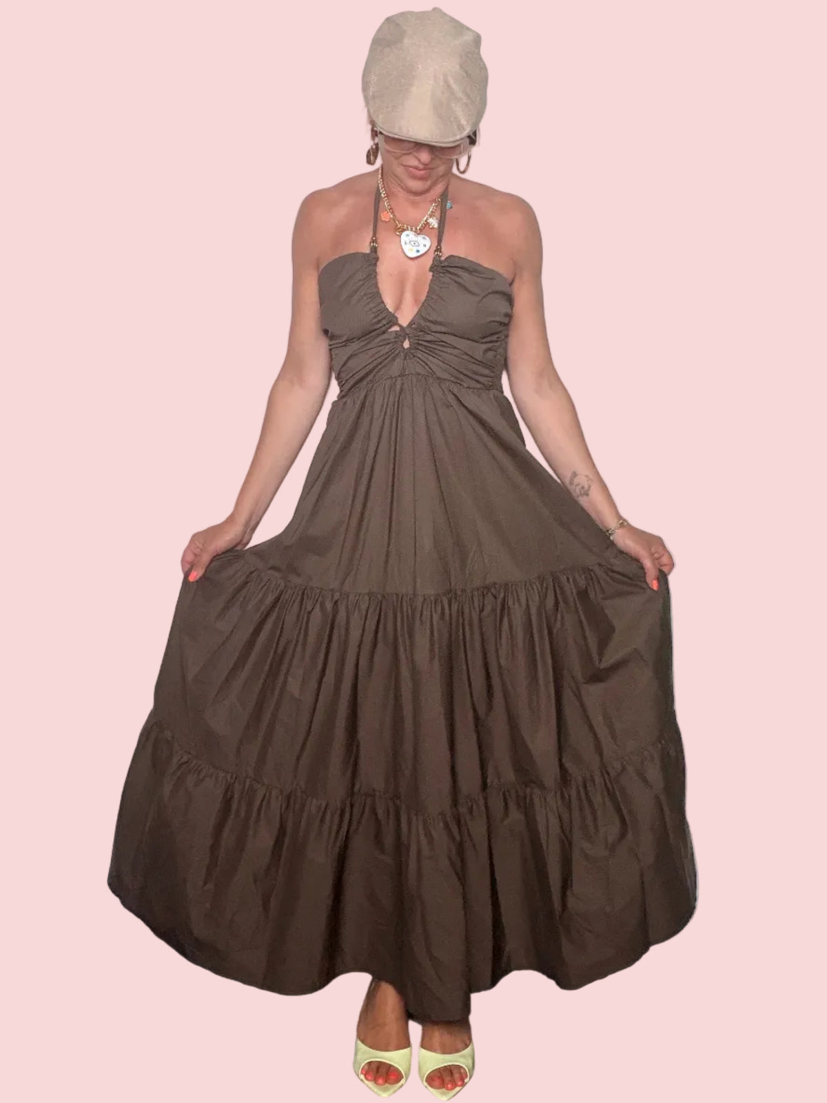 Abito Maxi Halter Neck con Anello e Gonna a Volant — Marrone