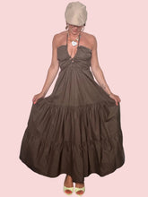 Abito Maxi Halter Neck con Anello e Gonna a Volant — Marrone