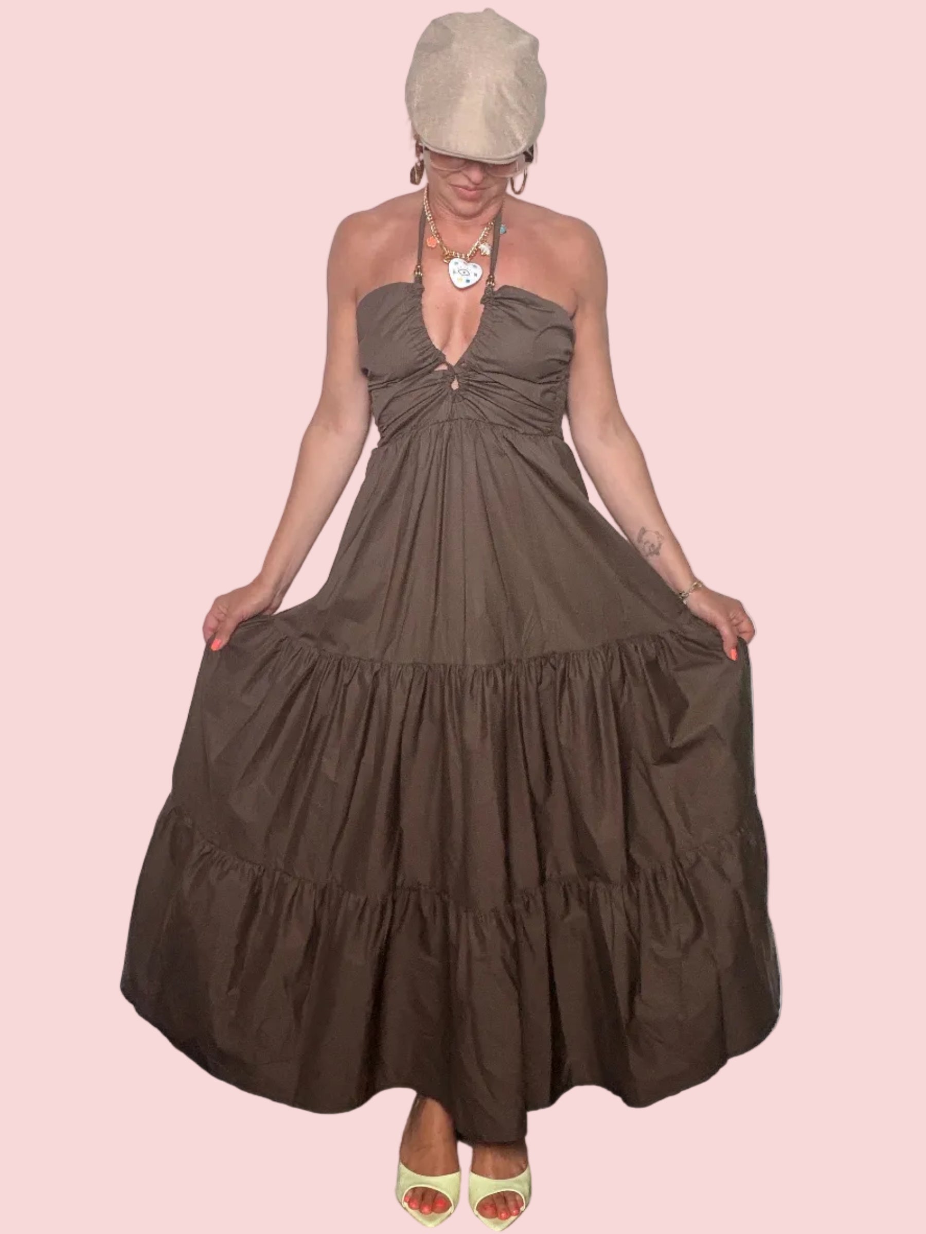 Abito Maxi Halter Neck con Anello e Gonna a Volant — Marrone