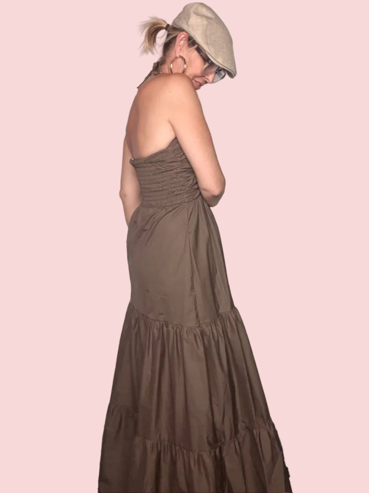 Abito Maxi Halter Neck con Anello e Gonna a Volant — Marrone