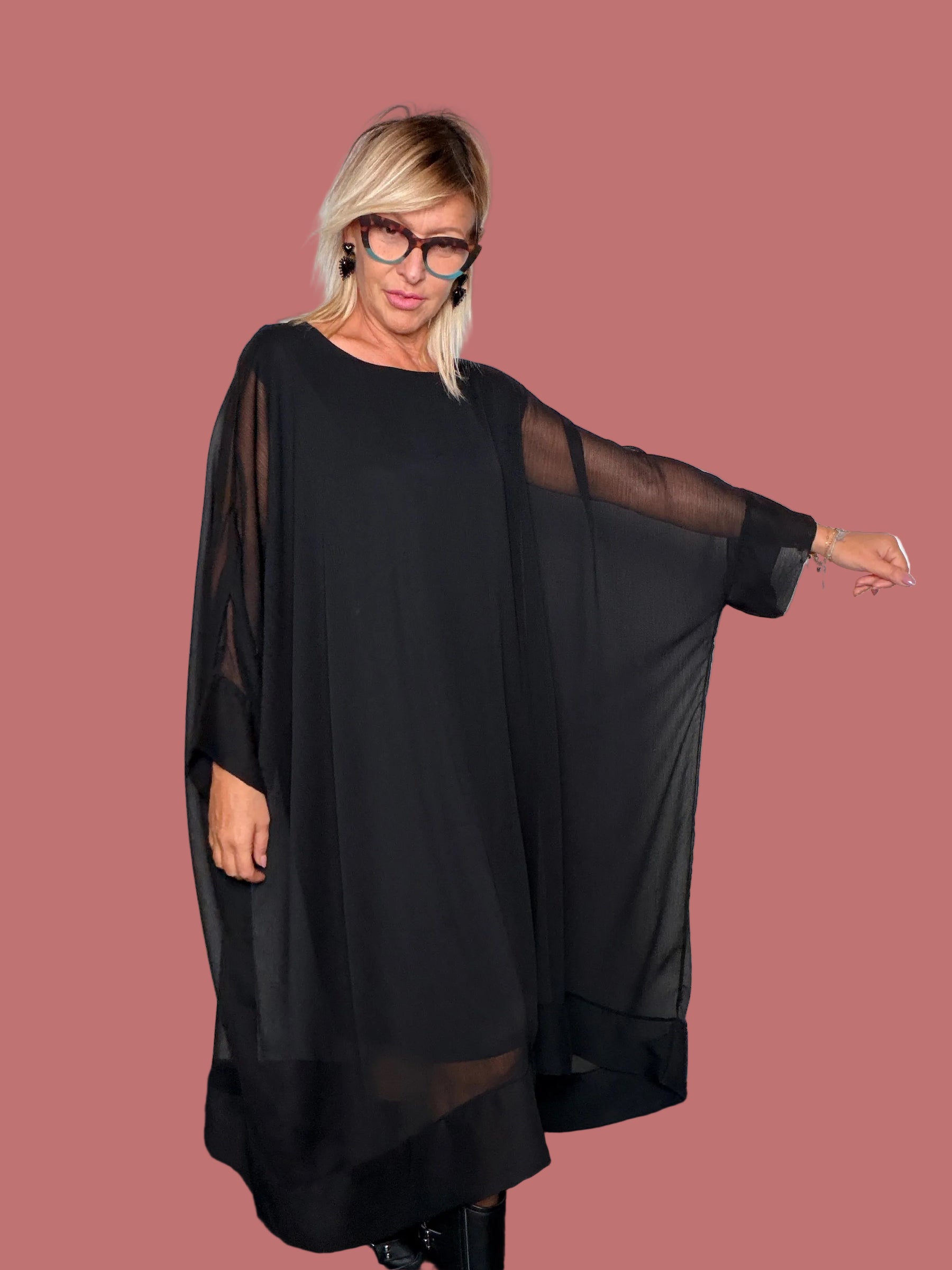 Vestito oversize in chiffon nero, vista laterale con braccio esteso