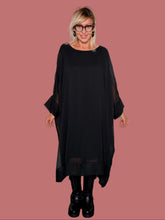 Vestito oversize in chiffon nero, vista frontale con braccia aperte