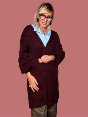 Cardigan lungo bordeaux indossato con camicia azzurra, vista frontale