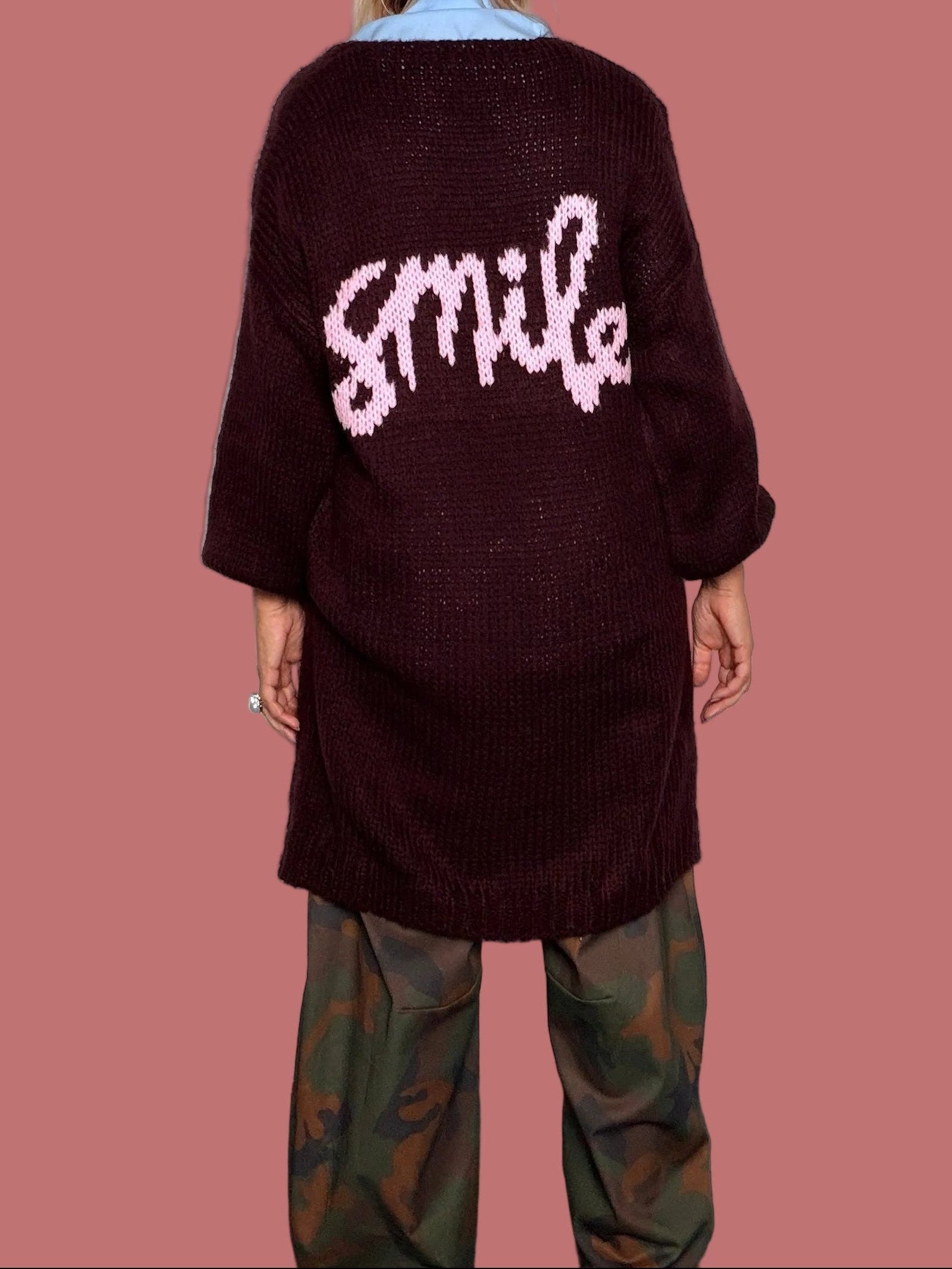 Cardigan lungo bordeaux, dettaglio scritta sulla schiena