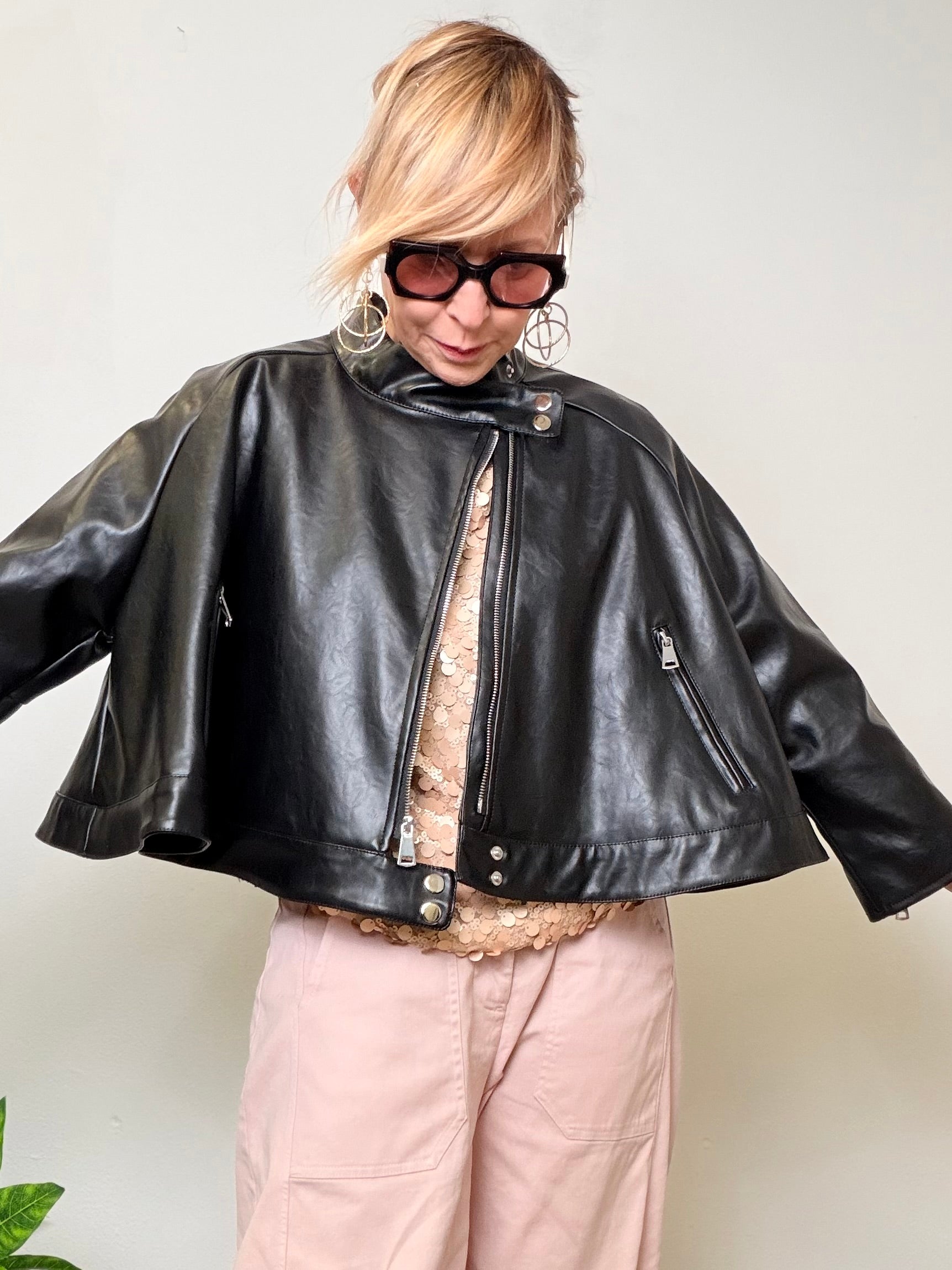 Giacca-mantella corta in ecopelle