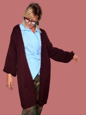 Cardigan lungo bordeaux indossato, vista frontale
