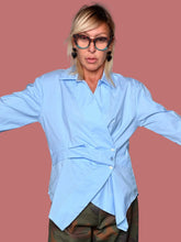 Camicia azzurra a portafoglio, vista frontale con braccia aperte
