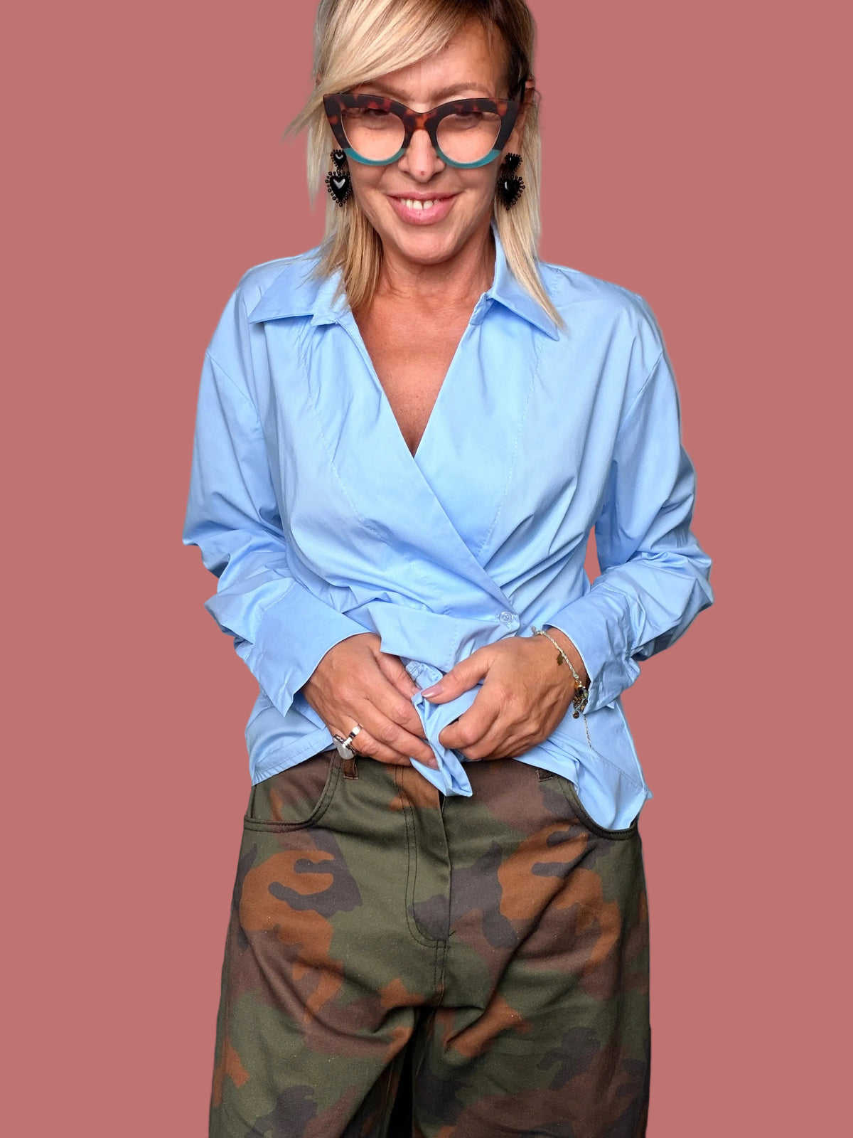 Pantalone balloon fantasia camouflage indossato con camicia azzurra