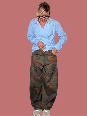 Pantalone balloon fantasia camouflage, dettaglio vita e tasca