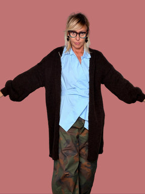 Cardigan lungo nero, dettaglio scritta rosa sulla schiena
