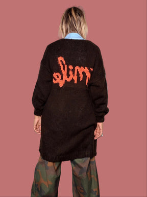 Cardigan lungo marrone, dettaglio scritta arancione sulla schiena