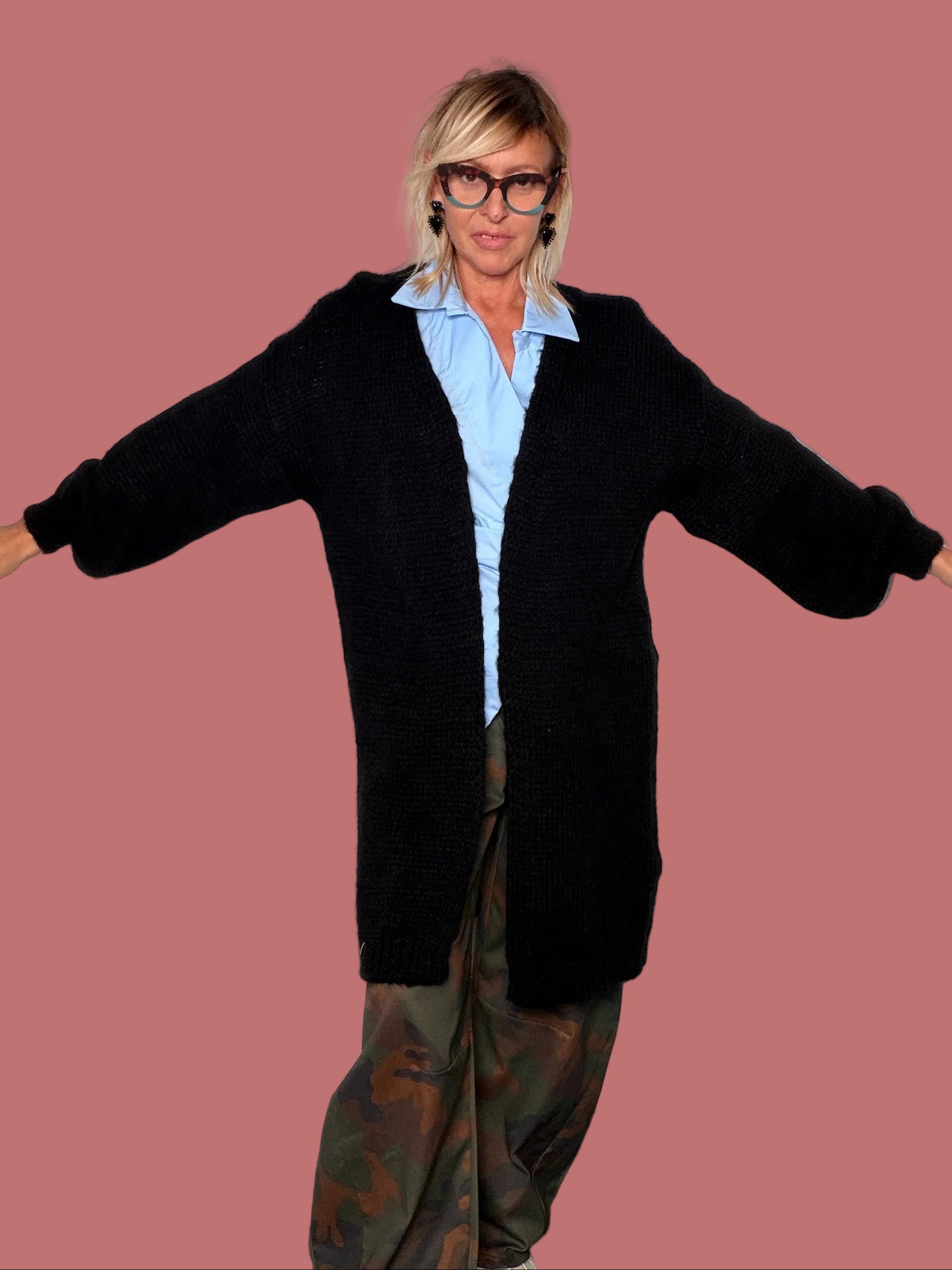 Cardigan lungo nero indossato con braccia aperte