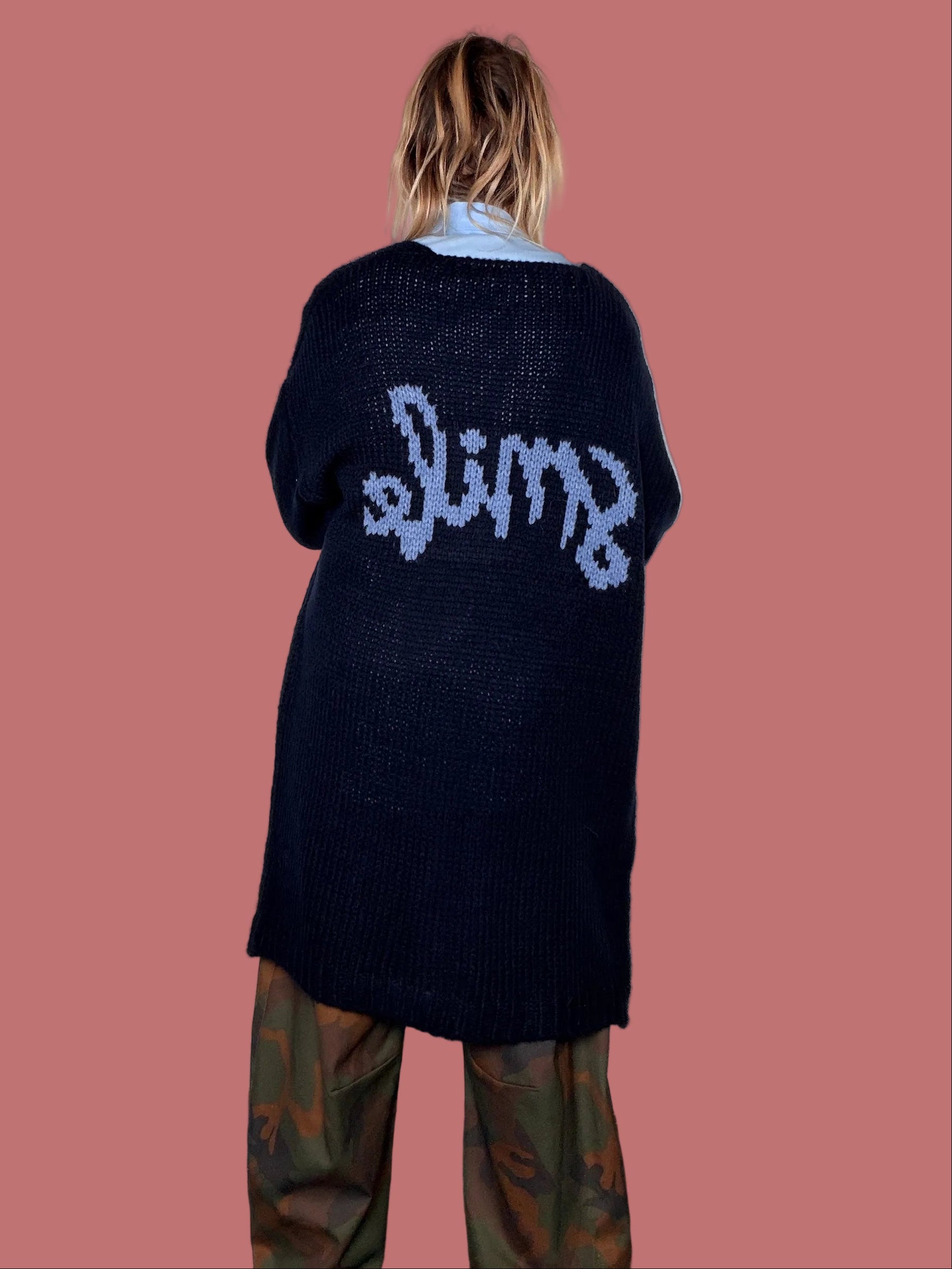 Cardigan lungo blu navy indossato con braccia aperte