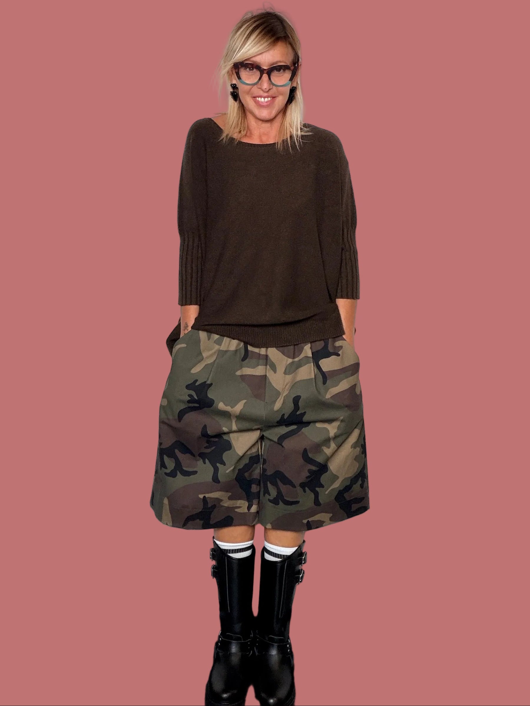 Bermuda fantasia camouflage indossato con maglione marrone, vista frontale