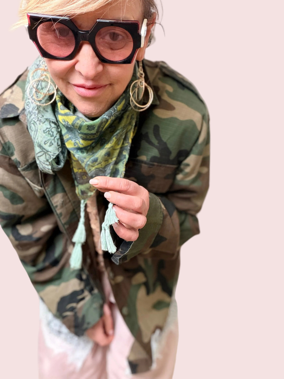 Giacca camicia oversize camouflage verde militare con inserto pizzo bianco