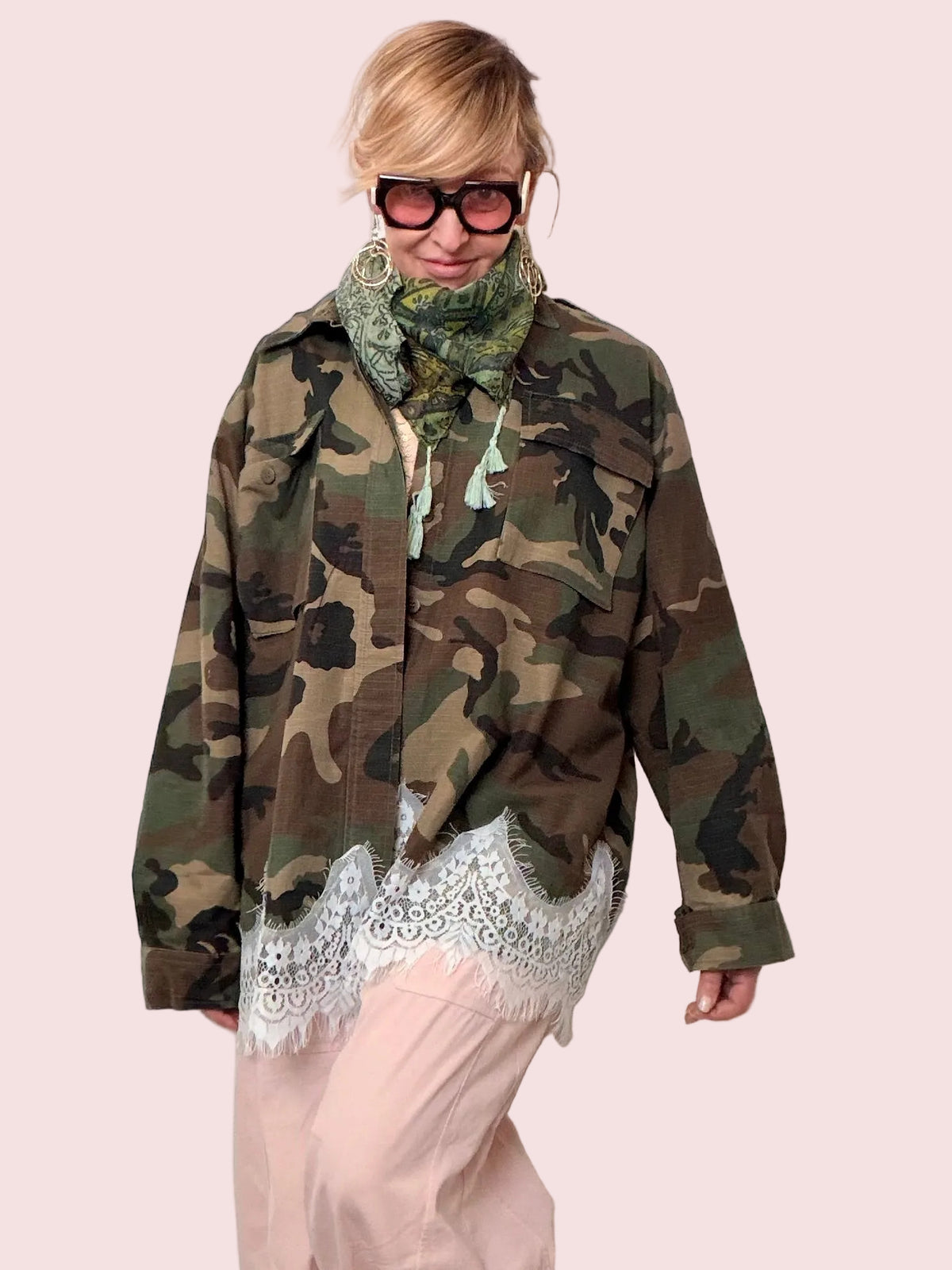 Giacca camicia oversize camouflage verde militare con inserto pizzo bianco