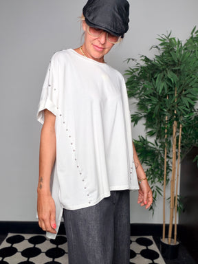T-Shirt Oversize Maxi con Borchie Laterali — Bianco / Nero