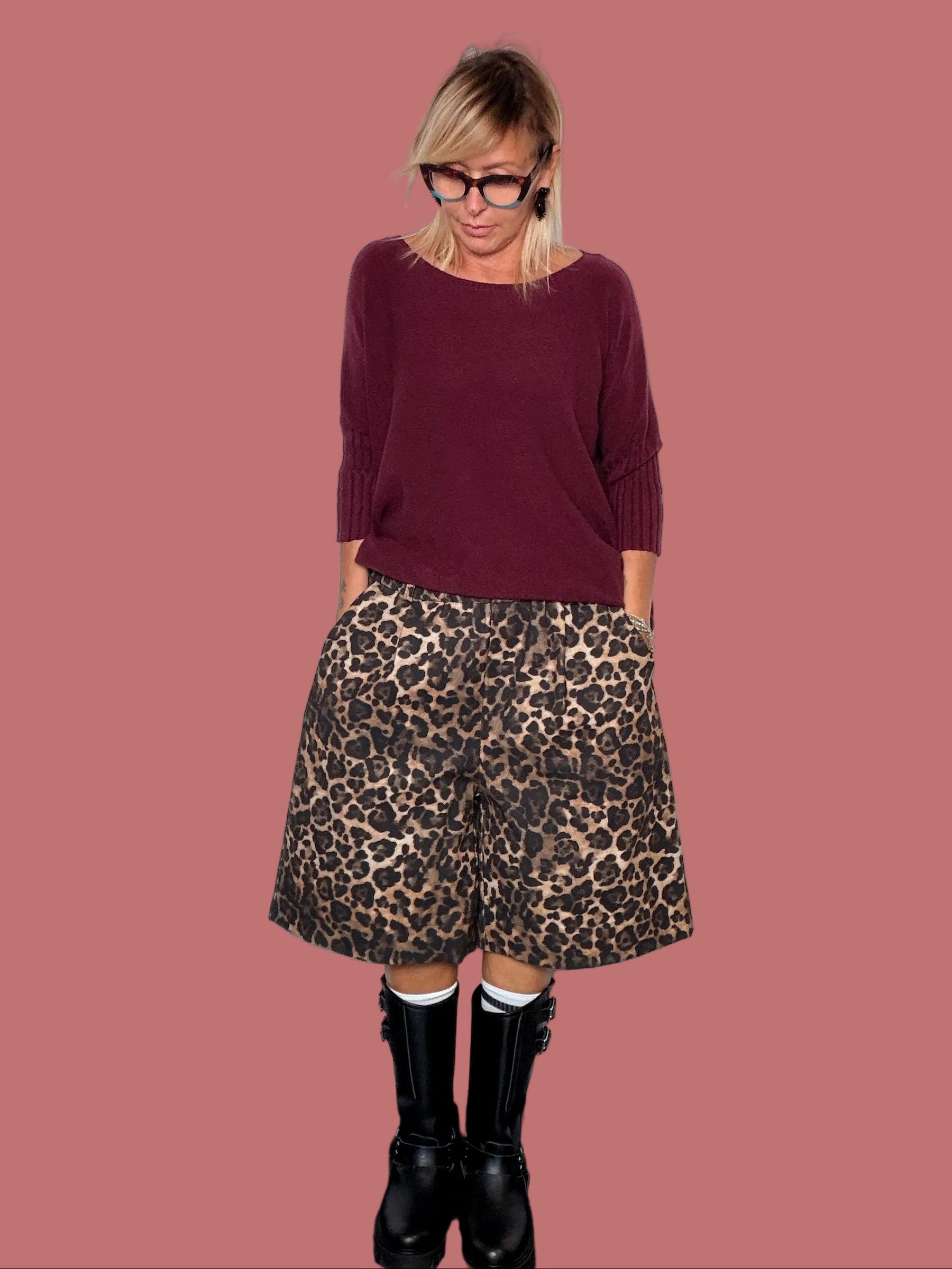 Bermuda fantasia leopardo indossato con maglione bordeaux, vista frontale